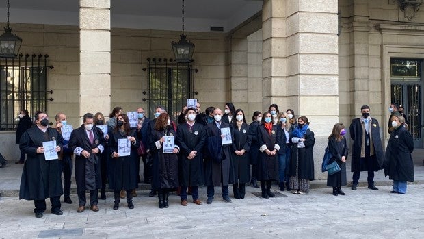 Los secretarios judiciales de Sevilla secundan la huelga nacional ante la situación «límite» del cuerpo