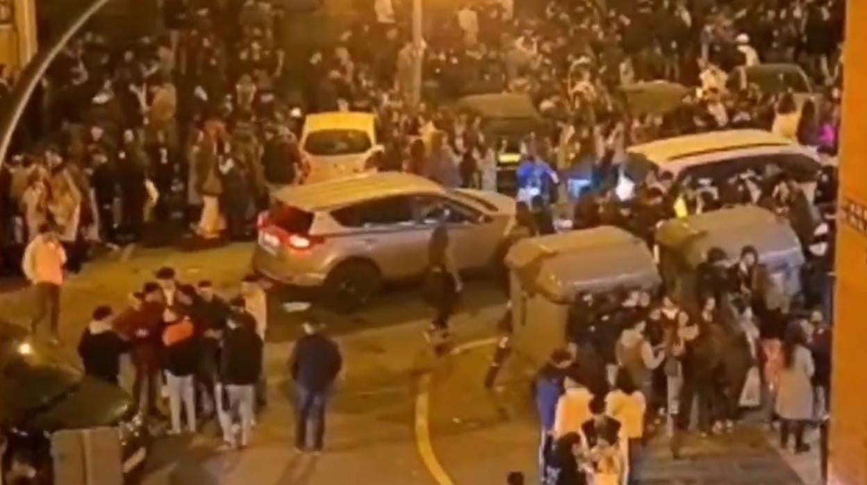 La multitud que consumía bebidas alcohólicas en la calle Juan Sebastián Elcano la pasada noche