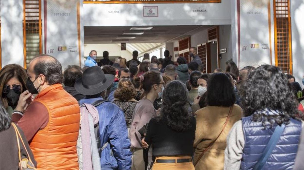 Médicos entrando en la facultad de Económicas para examinarse del MIR