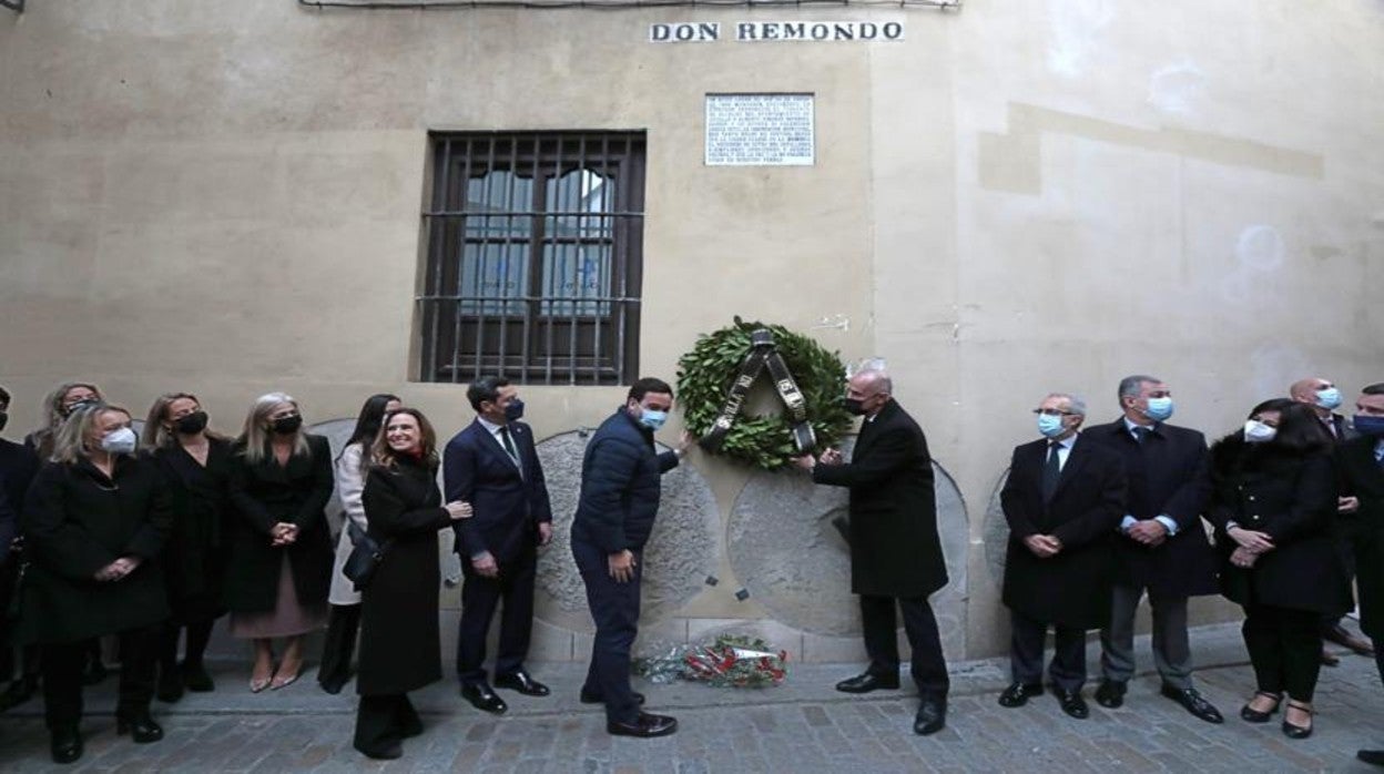 Ofrenda floral en el lugar donde fueron asesinados Alberto y Ascen