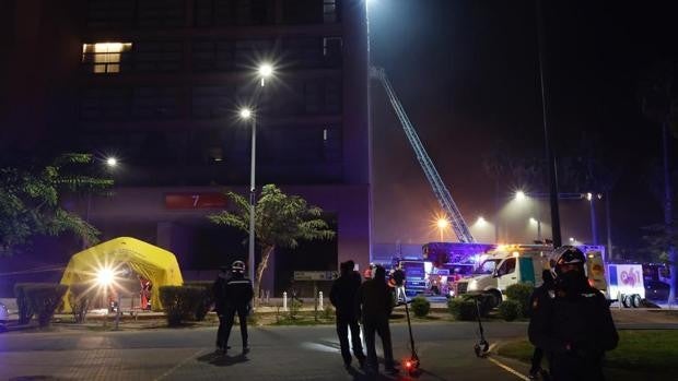 Ocho personas atendidas por inhalación de humo en el incendio del hotel del estadio de la Cartuja de Sevilla