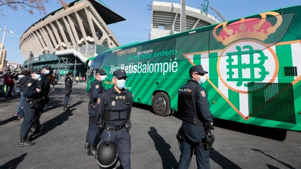 Detienen a diez implicados en la multitudinaria pelea del Gol Sur durante el derbi Betis-Sevilla