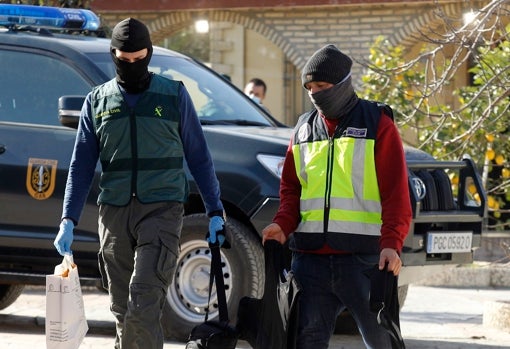 Un policía y un guardia civil salen del registro de la casa de Ginés