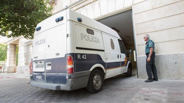 Condenado en Sevilla por abusar durante años de su nieta, que no contó nada por miedo a parecer «una guarra»