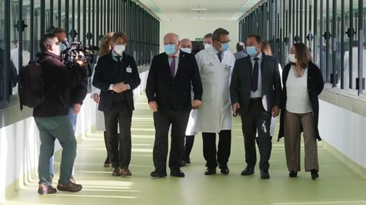 El consejero de Salud y Familias, Jesús Aguirre, junto a Ricardo Sánchez, delegado de la Junta en Sevilla, Manuel Mollina, director gerente del Virgen del Rocío y Regina Serrano, delegada territorial de Salud