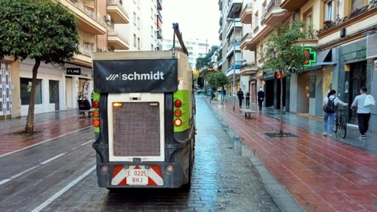 La máquina de baldeos con agua de alta presión en la calle Asunción