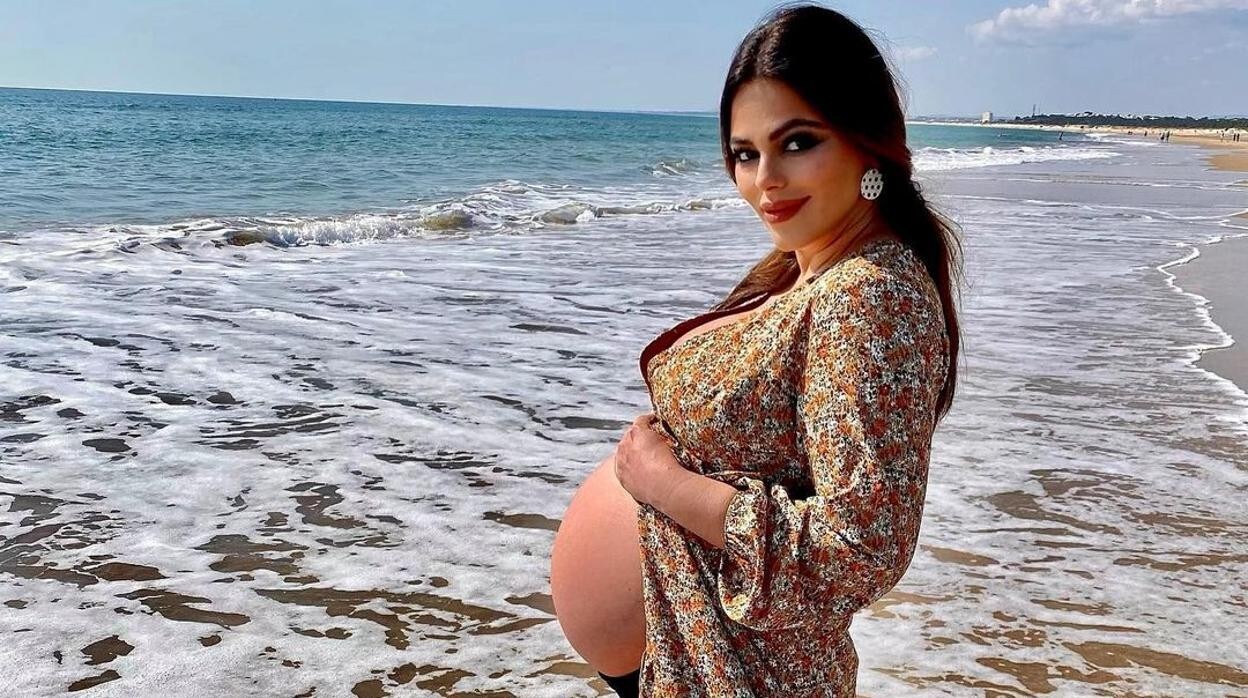Marisa Jara luce embarazo en la playa