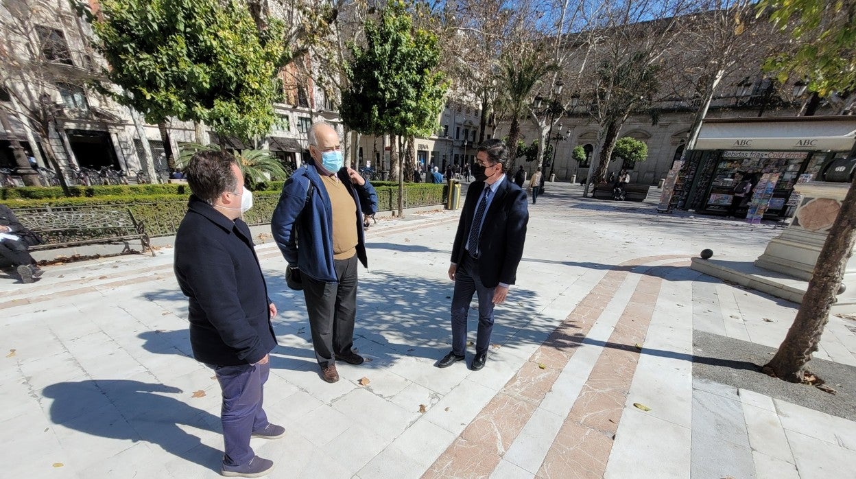 Pimentel, en plena Plaza Nueva para denunciar la actuación con el firme