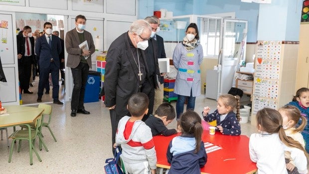 El arzobispo de Sevilla visita el colegio Safa Blanca Paloma en Los Pajaritos