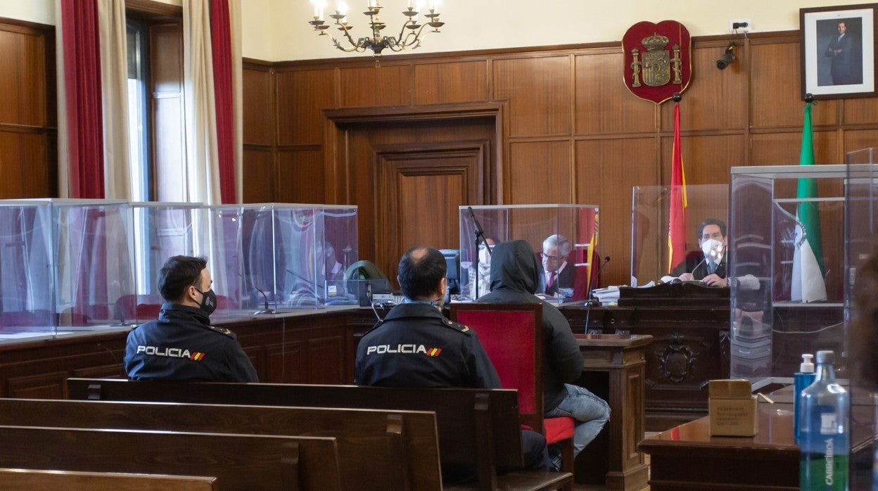 El acusado, con chaquetón y capucha, durante la primera sesión del juicio en la Audiencia