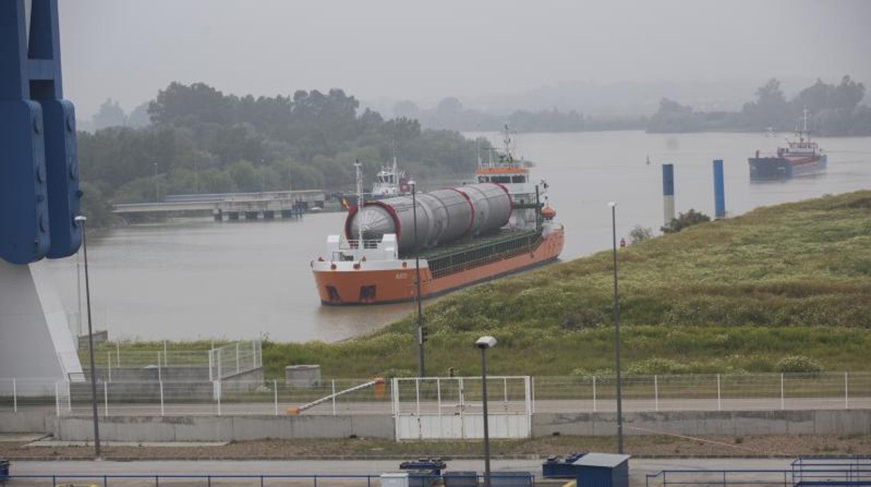 Un buque a su paso por la esclusa del Guadalquivir