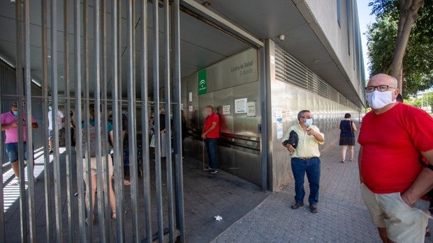 El Colegio de Médicos de Sevilla urge al Ministerio a homologar a los profesionales sanitarios no europeos