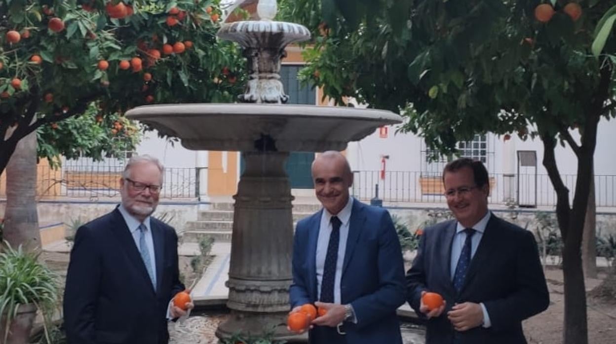 El alcalde, Antonio Muñoz junto a Juan Carlos Cabrera y el cónsul de Inglaterra