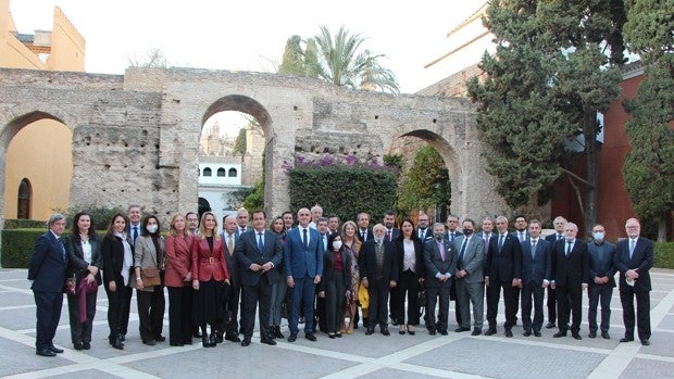 El alcalde presenta el centenario de la exposición de 1929 a los cónsules de 30 países