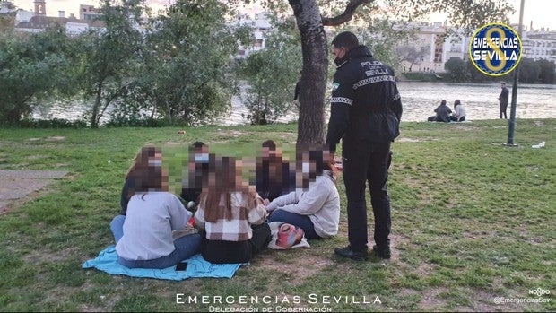 El Ayuntamiento de Sevilla presume de haber reducido la botellona durante el puente del 28-F