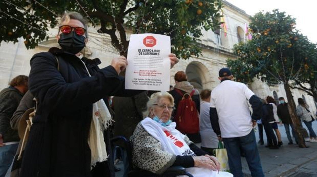 Los vecinos del Cerro protestando en la puerta del Ayuntamiento