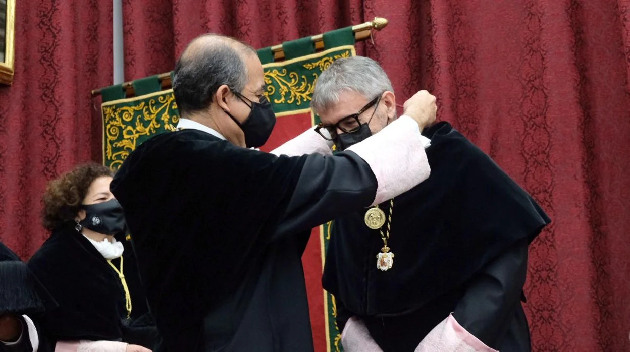 El rector MIguel Ángel Castro impone la medalla a su homólogo de Cádiz