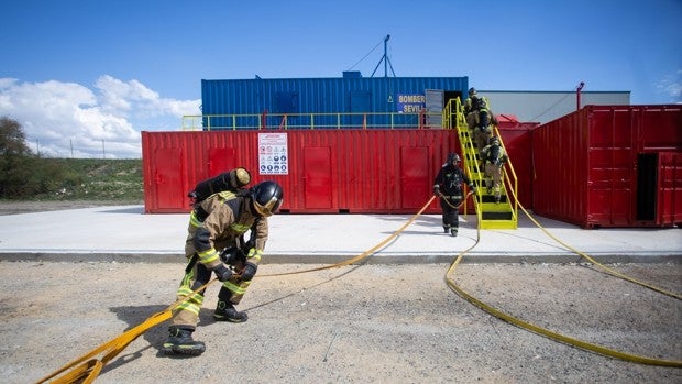 Los bomberos estrenan un campo de entrenamiento más amplio en el puerto de Sevilla