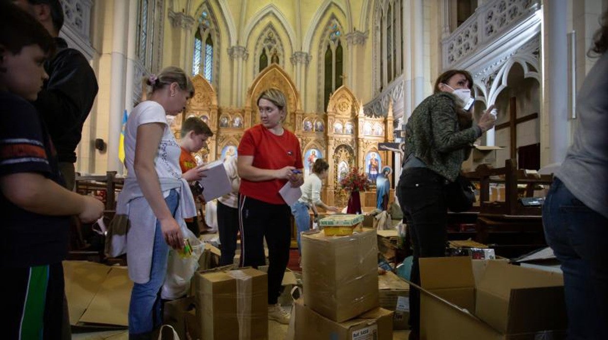 Recogida de ayuda humanitaria para Ucrania en la iglesia de la calle Santa Clara