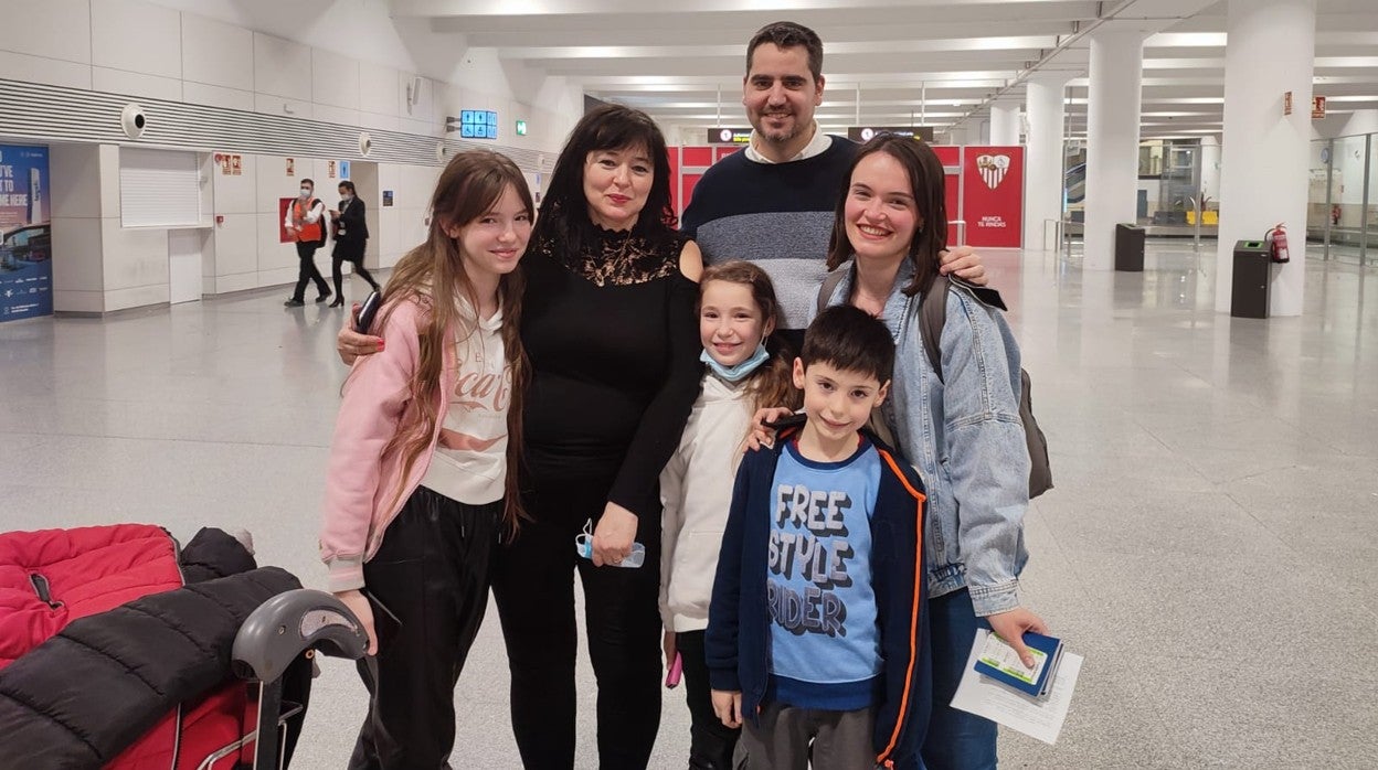 Slava y Carlos junto a su madre y sus tres hermanos a la llegada al aeropuerto de Sevilla