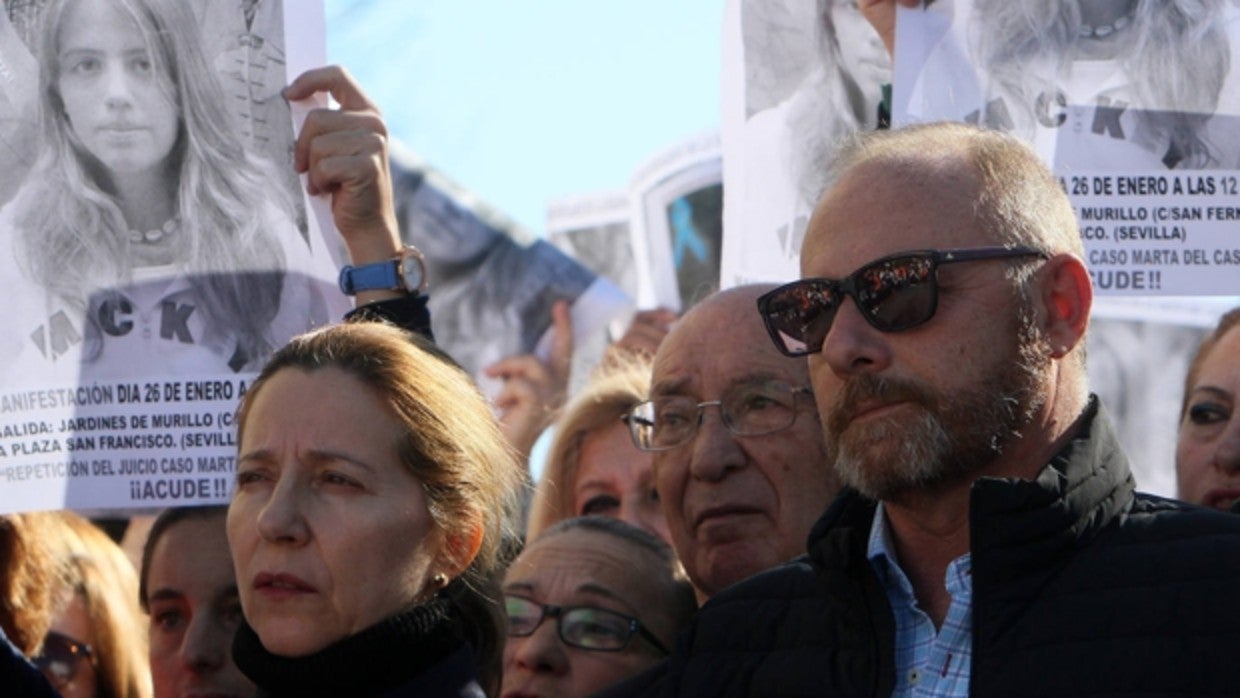 Los padres de Marta del Castillo en la manifestación por el décimo aniversario del asesinato de su hija