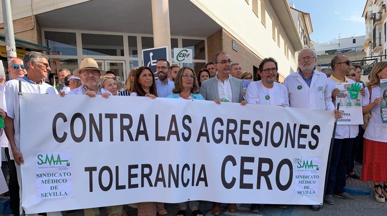 Concentración a las puertas del Centro de Salud de la Candelaria