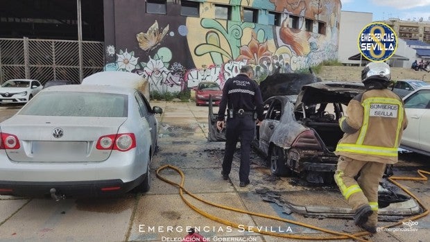 Los bomberos extinguen un incendio de un vehículo estacionado en Plaza de Armas