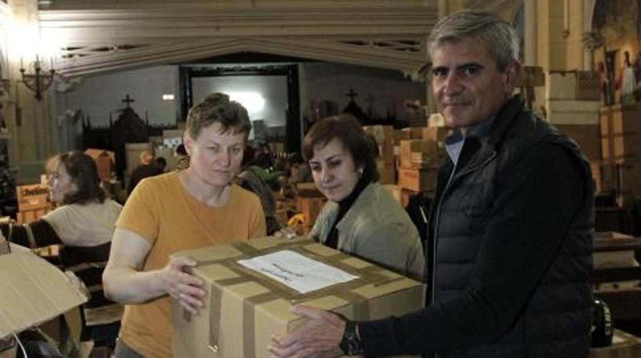 Pablo Mielgo, junto a Iryna y Lyudmyla, voluntarias de la iglesia ucraniana