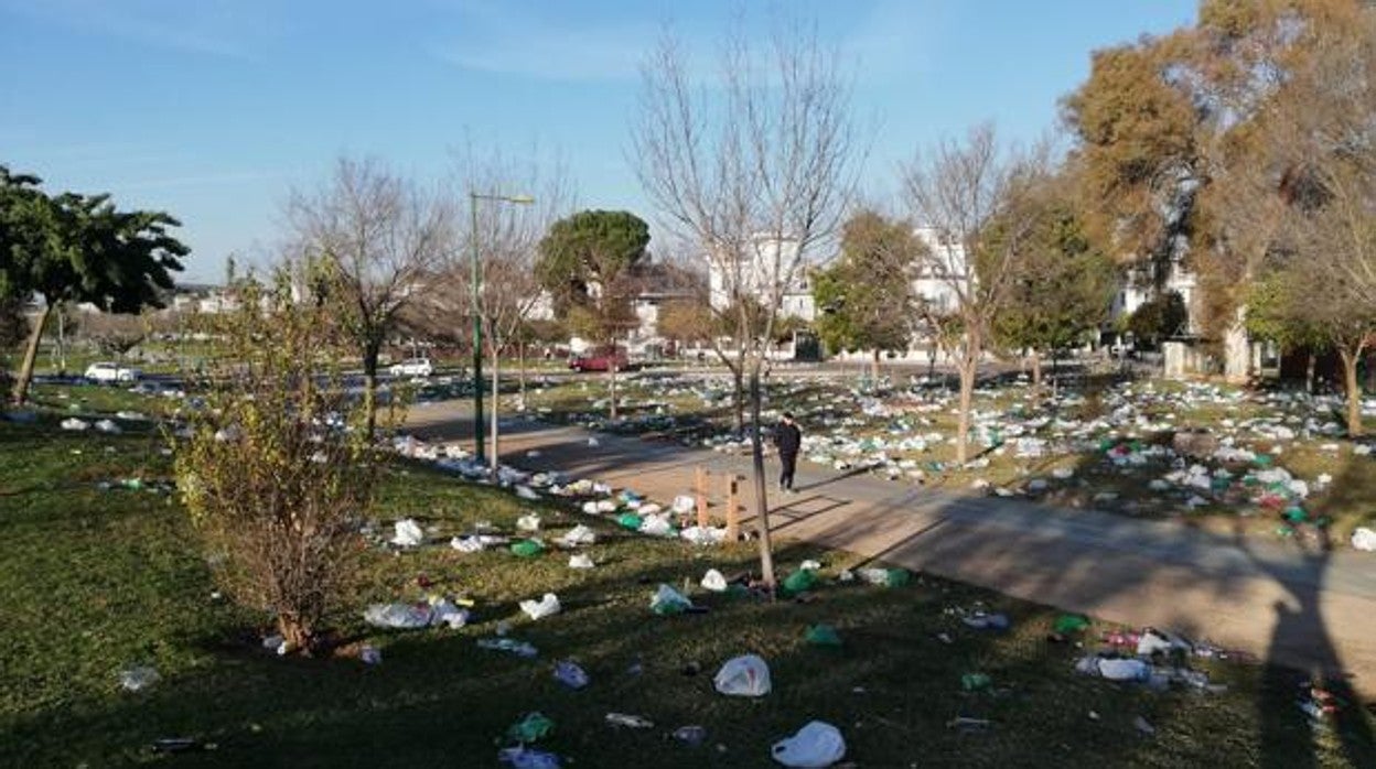 Así queda el Parque Guadaíra después de cada macrobotellón