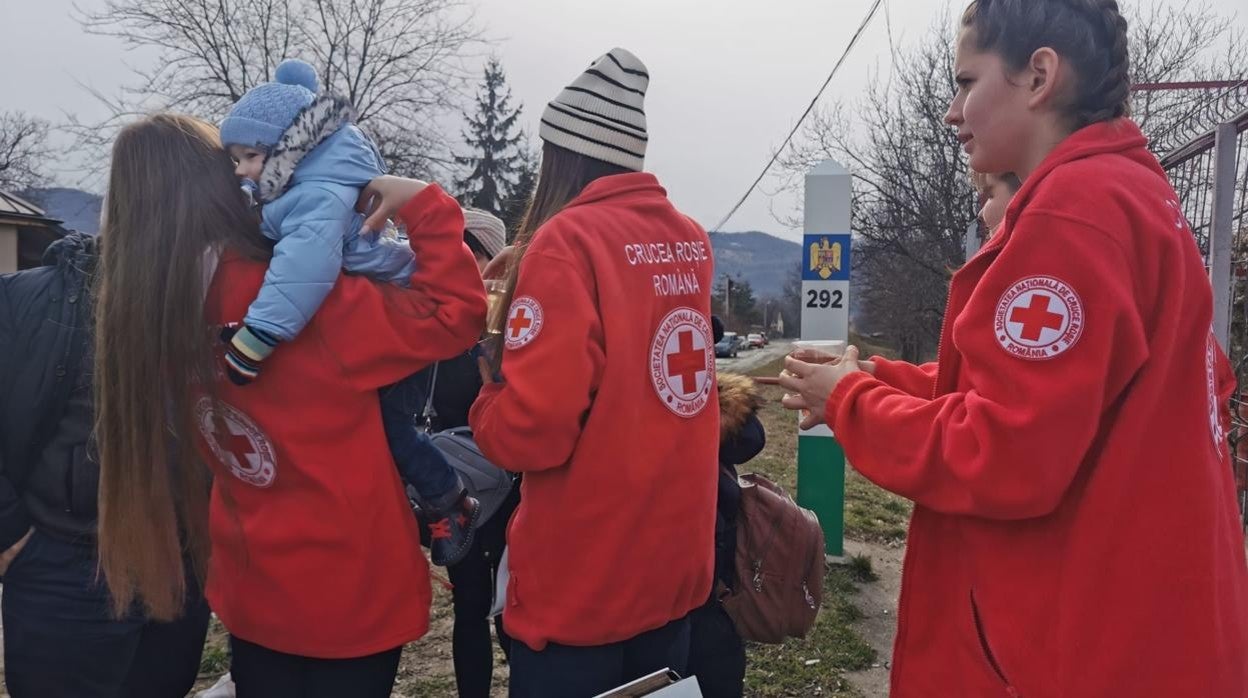 Voluntarios de la Cruz Roja atendiendo a niños ucranianos