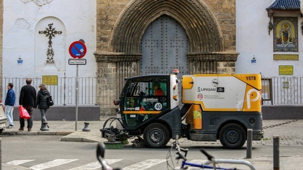 Lipasam despide a un peón por robar a un compañero en los vestuarios