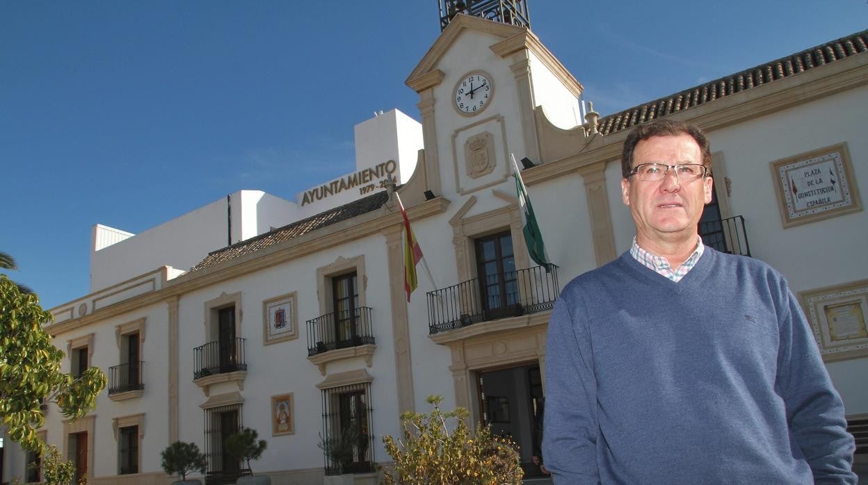 El alcalde de Burguillos, Domingo Delgado (PP), en la puerta del Ayuntamiento