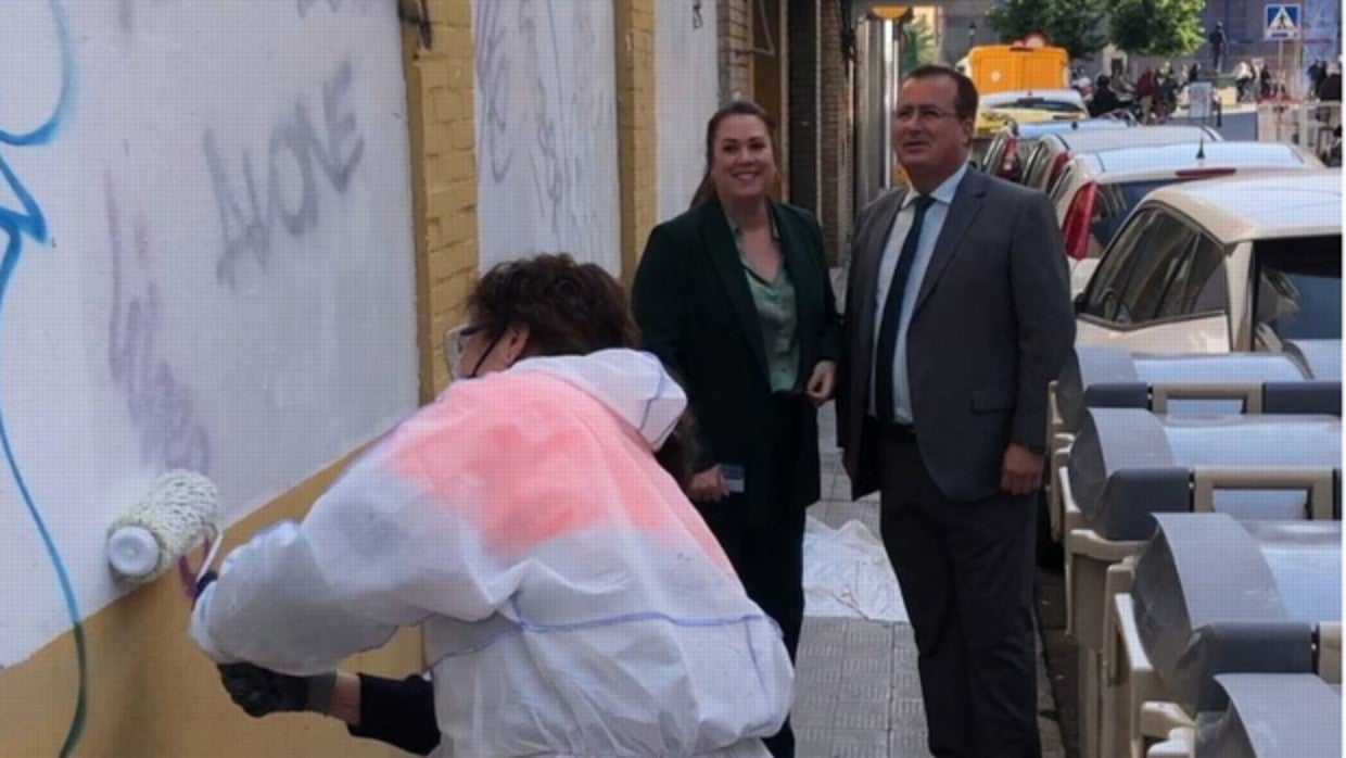 La delegada de Limpieza Pública y Educación, Marisa Gómez, y el delegado de Gobernación y Fiestas Mayores, Juan Carlos Cabrera, visitan los trabajos de limpieza de grafitis