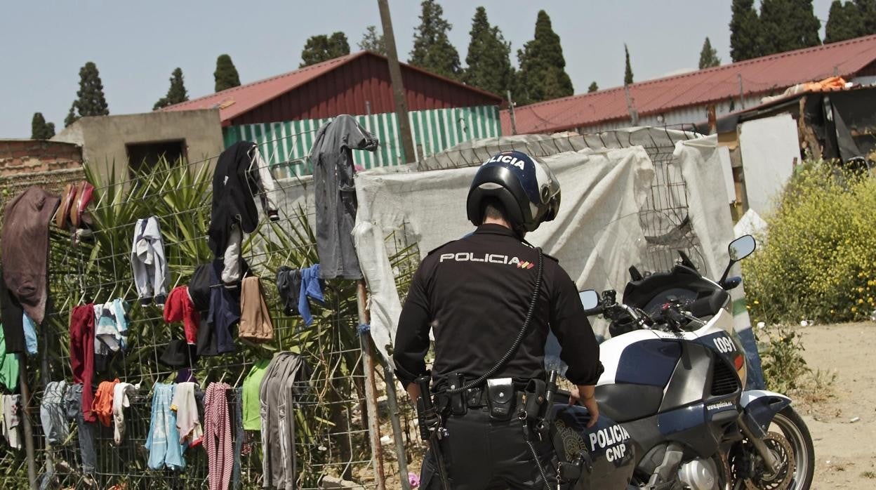 La Policía Nacional, trabajando en el asentamiento de El Vacie