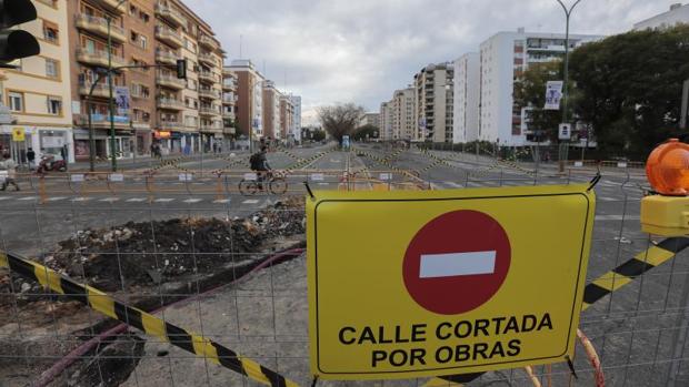 El corte de San Francisco Javier por la obra del tranvía convierte en una ratonera el tráfico interior de Sevilla