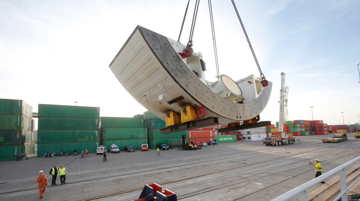 La tuneladora, cuando llegó por piezas a través del Guadalquivir