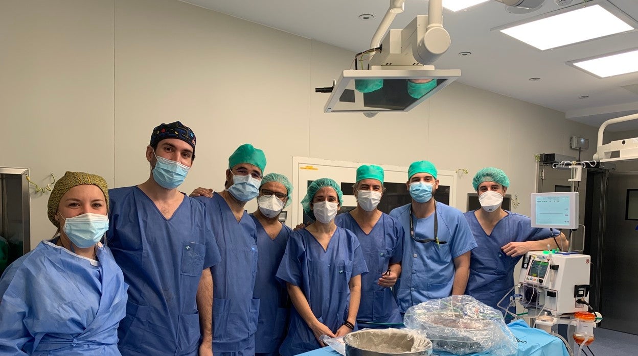 Parte del equipo del hospital sevillano que participó en este pionero sistema de preservación de un hígado en España