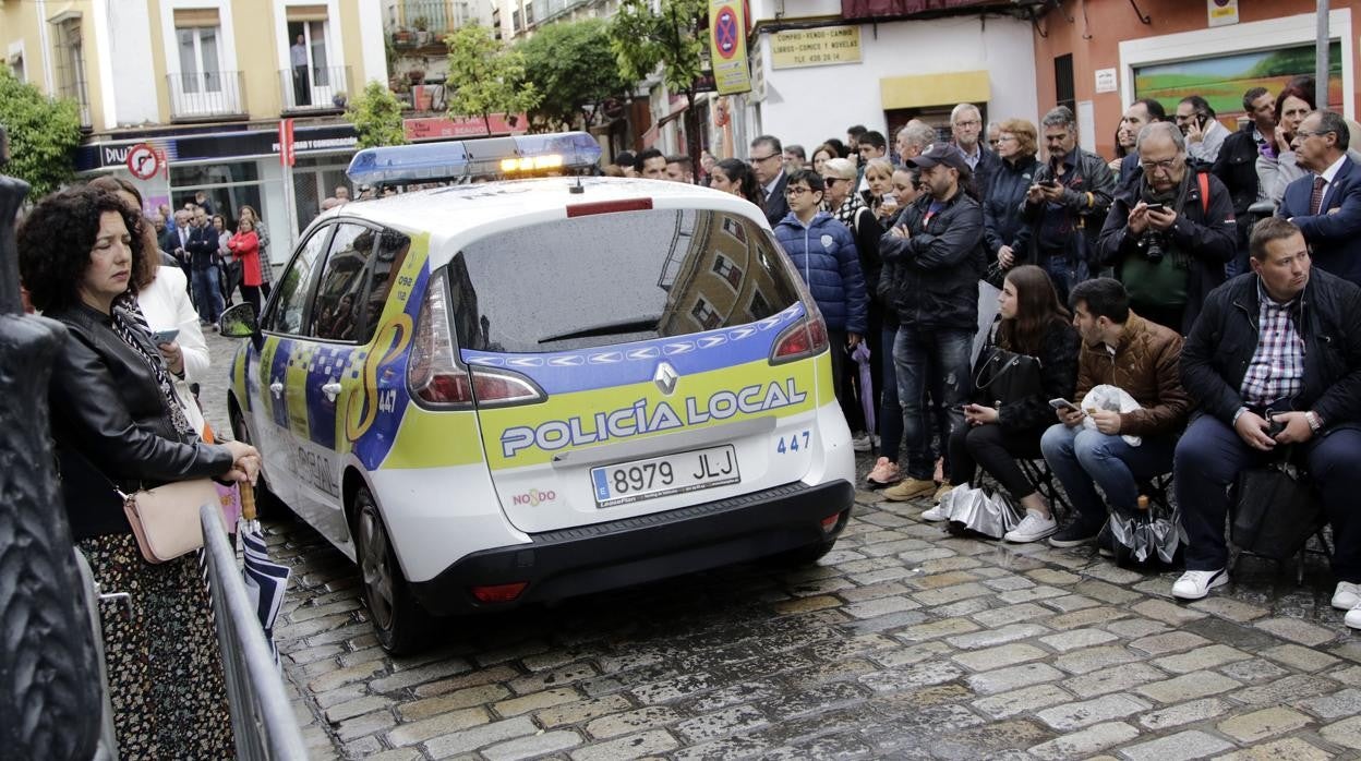 Un coche de la Policía Local en la salida de Montesión