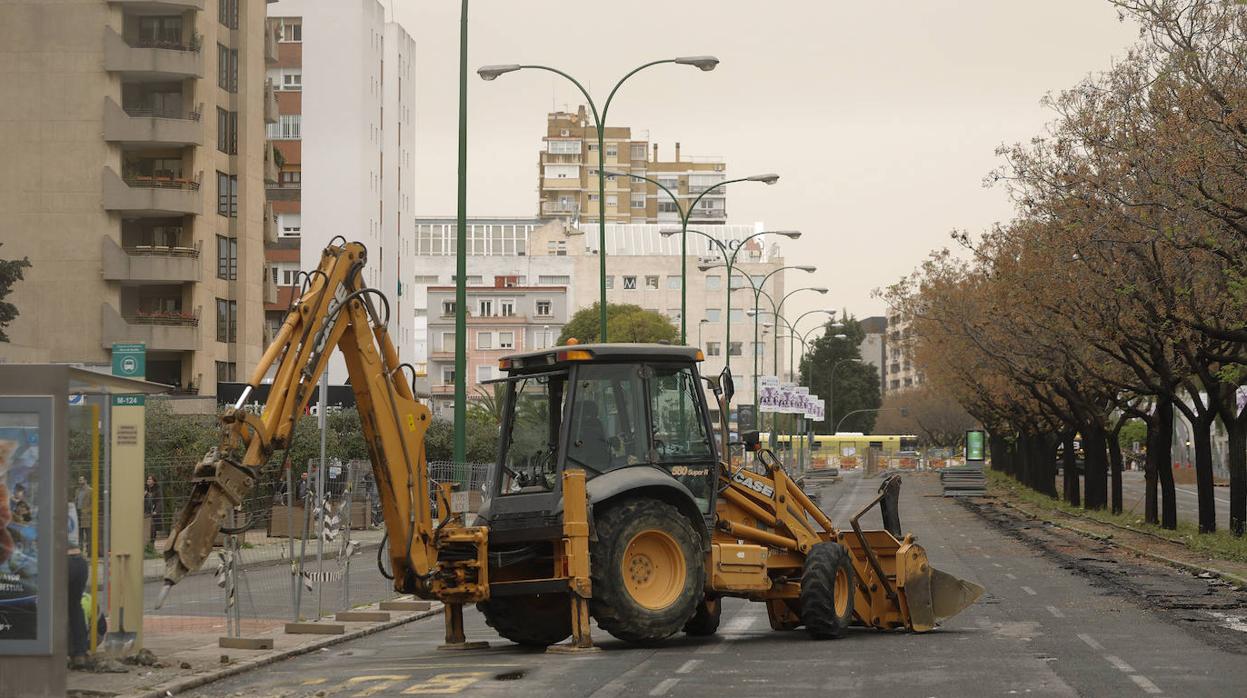 Obras de la ampliación del tranvía en la avenida de San Francisco Javier