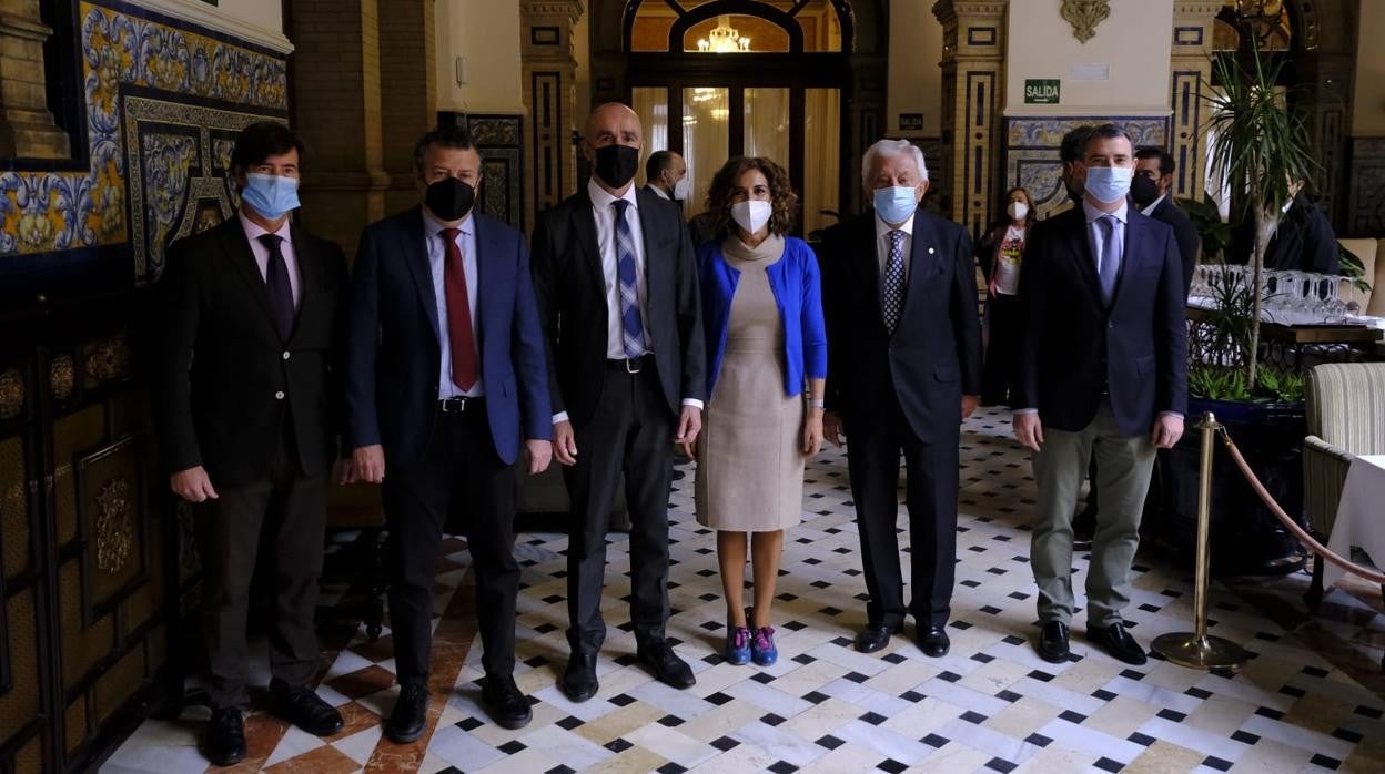 Muñoz y Montero, en el centro, antes de la conferencia de la ministra en Sevilla