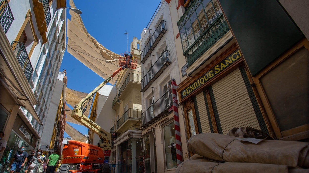 Instalación de los clásicos toldos en el centro de la ciudad