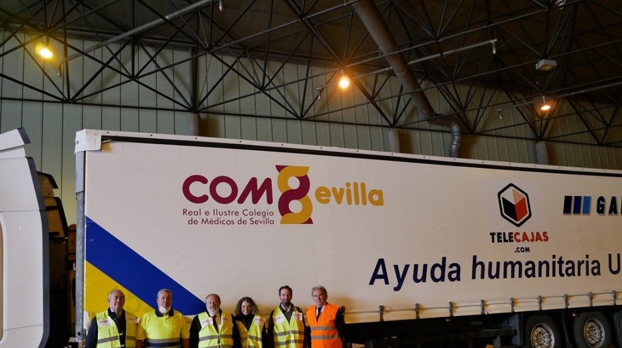 Representantes del Colegio de Médicos de Sevilla con su presidente, Alfonso Carmona, en el centro