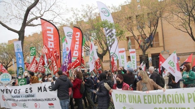 Educación recuerda a sindicatos y padres que en los colegios de Sevilla hay 13.000 niños menos que en 2018