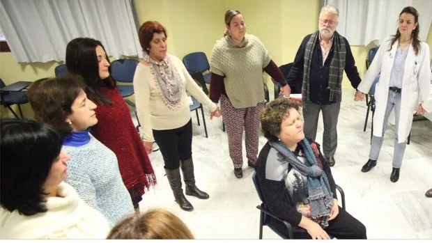 Profesionales del Virgen del Rocío se suman al programa de mindfulness con el que el SAS quiere aliviar el estrés de los sanitarios