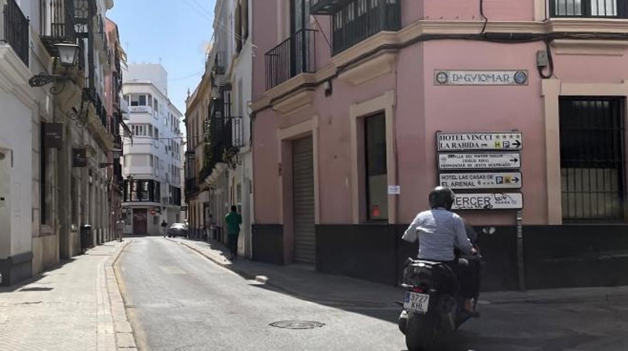 Antonio Muñoz, presentando los detalles de la obra a vecinos y comerciantes