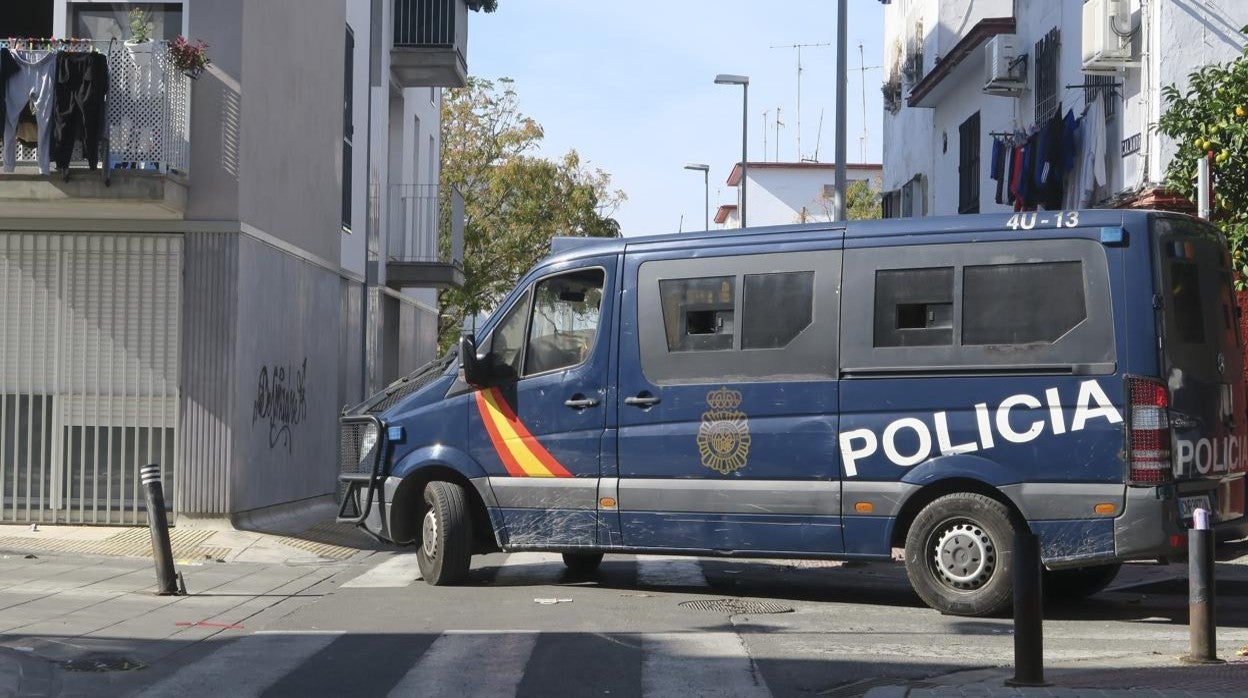 Un furgón de la Policía entrando en el corazón de Los Pajaritos