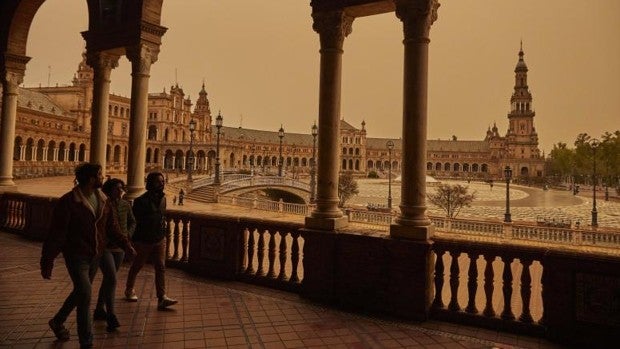 La calima y un descenso térmico marcan el tiempo en Sevilla