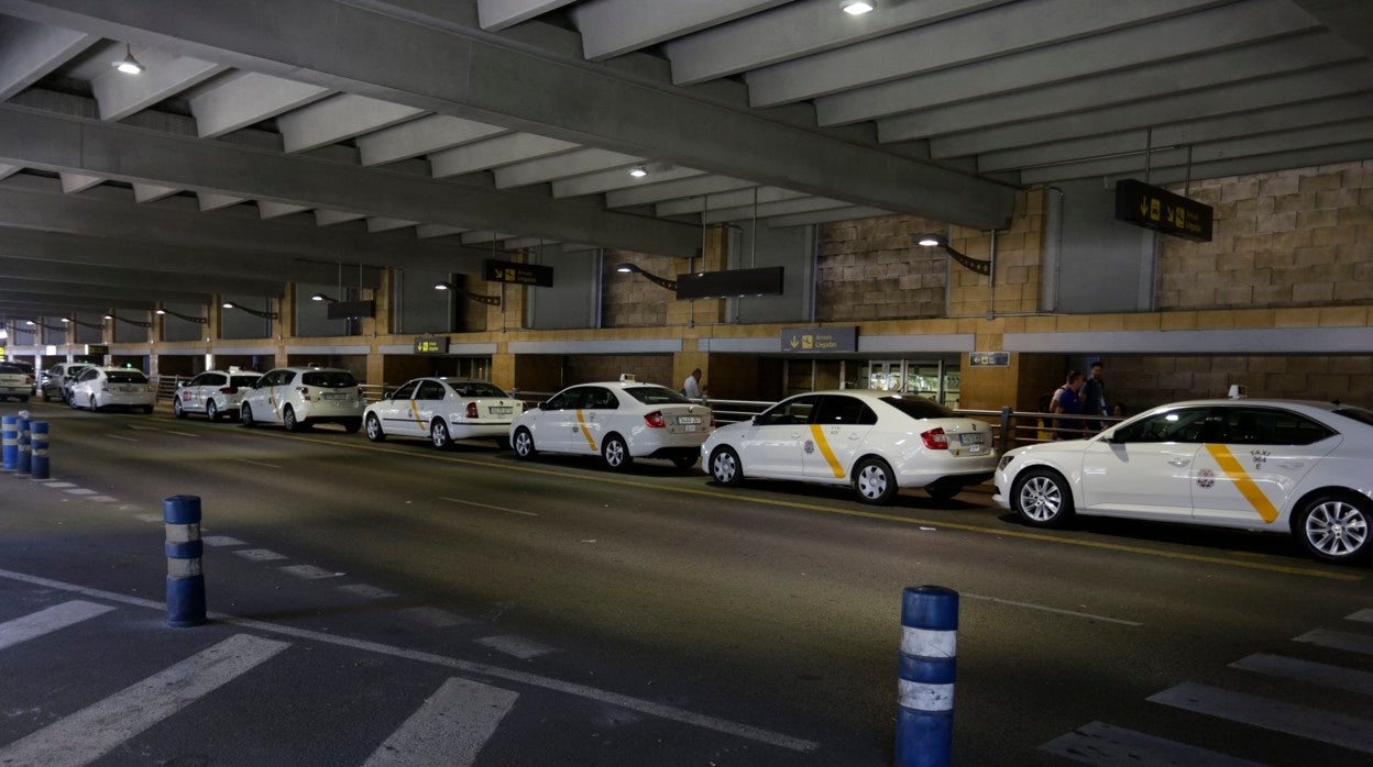 Parada de taxis en el aeropuerto de Sevilla