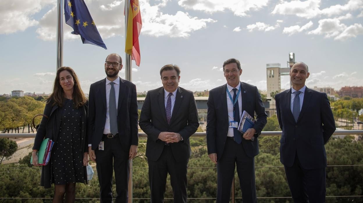 Foto de la visita del vicepresidente de la Comisión Europea al centro de investigación de Sevilla