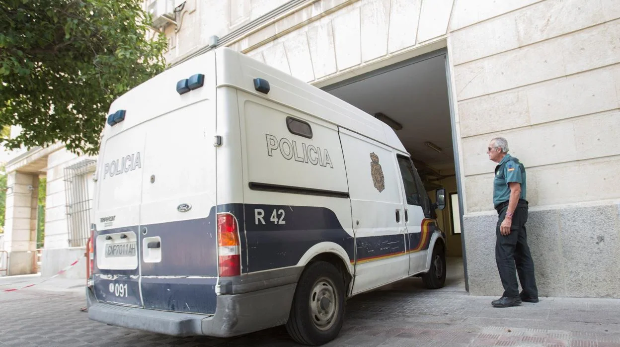 Un furgón policial entrando en los juzgados del Prado de San Sebastián con detenidos en su interior, en una imagen de archivo